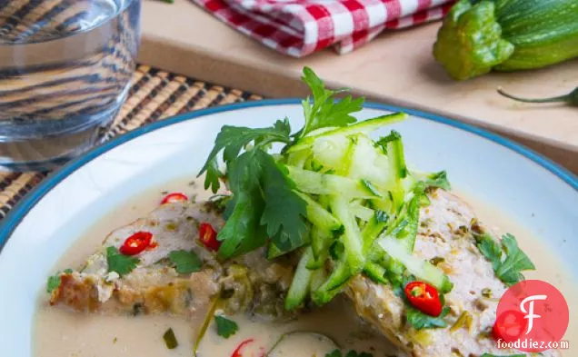 नारियल के दूध की हरी करी सॉस में थाई ग्रीन करी टर्की और तोरी मीटलाफ