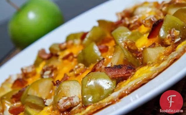 बेकन और कैंडिड अखरोट के साथ कारमेलाइज्ड सेब और चेडर आमलेट