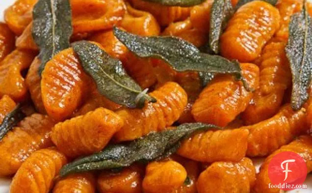 ब्राउन बटर और सेज सॉस में कद्दू ग्नोची