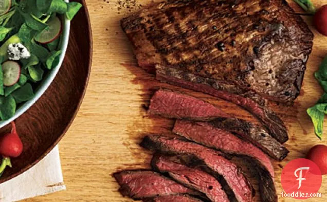 ककड़ी-मूली सलाद के साथ स्टेक