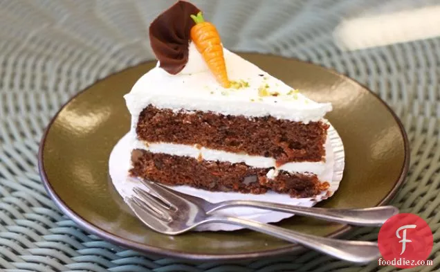 नींबू शीशे का आवरण के साथ डेयरी मुक्त गाजर का केक