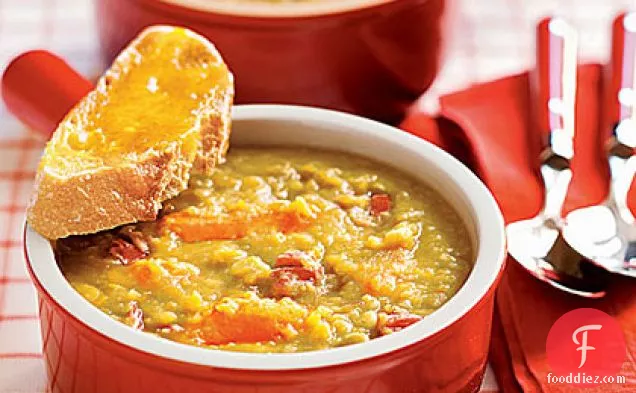 चेडर टोस्ट के साथ मटर का सूप विभाजित करें