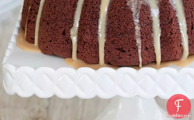 स्वीट पीनट बटर आइसिंग के साथ चॉकलेट पीनट बटर बंड केक