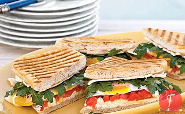 ट्रफल बकरी पनीर और बेल मिर्च नाश्ता पाणिनी