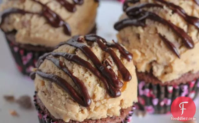 HOMEMADE CHOCOLATE CUPCAKES WITH PEANUT BUTTER TOFFEE CHIP COOKIE DOUGH FROSTING