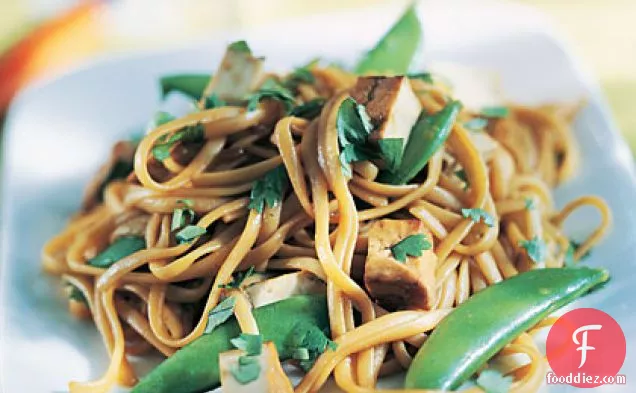 थाई टोफू और मसालेदार एशियाई नूडल्स