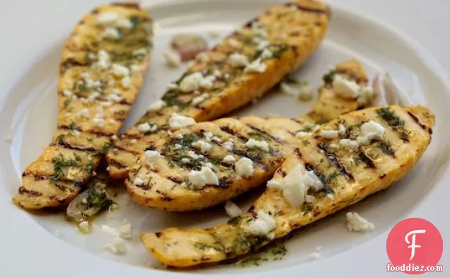 ताजा डिल विनैग्रेट और फेटा के साथ ग्रील्ड पीला स्क्वैश