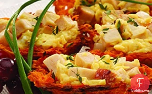 शकरकंद के घोंसले में चिकन और अंडे