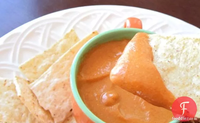 डेयरी मुक्त टमाटर क्वेसो डिप