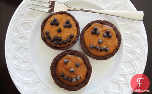 No Bake Dairy-Free Mini Pumpkin Pies with Chocolate Crusts