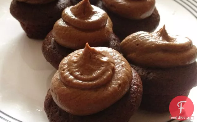 स्वस्थ शाकाहारी चॉकलेट फ्रॉस्टिंग