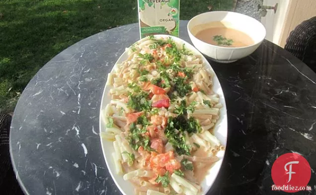 मलाईदार स्मोक्ड पेपरिका सॉस के साथ लॉबस्टर क्विनोआ पास्ता