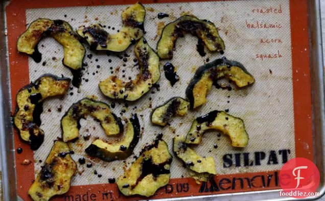 भुना हुआ बाल्समिक एकोर्न स्क्वैश