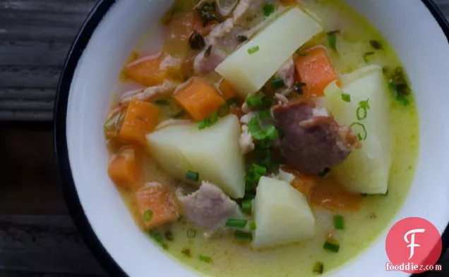 खुली आग पर खाना बनाना: अंग्रेजी बेकन, लीक और आलू का सूप