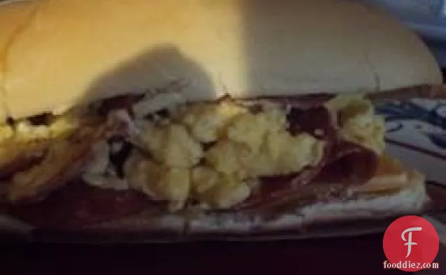 तले हुए अंडे और पेपरोनी पनडुब्बी सैंडविच
