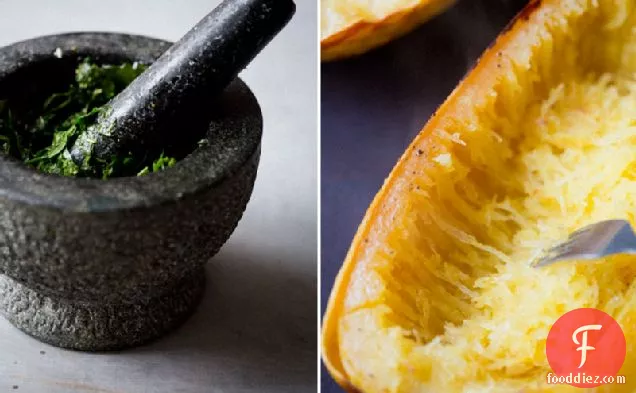 बेलुगा दाल, अजमोद पेस्टो और शीटकेक के साथ स्पेगेटी स्क्वैश