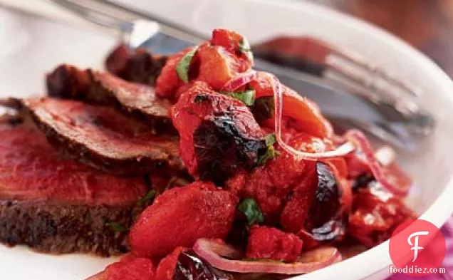 जले हुए टमाटर साल्सा के साथ ग्रील्ड स्टेक