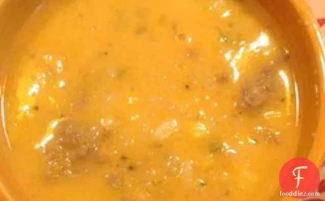 बटरनट स्क्वैश और मसालेदार सॉसेज सूप