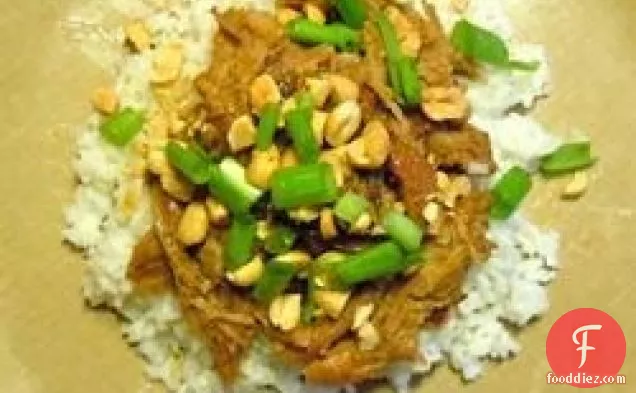चावल के साथ धीमी कुकर थाई पोर्क
