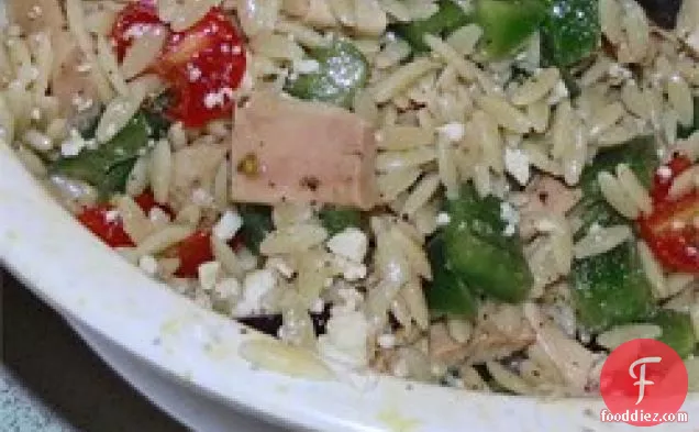 लाल मिर्च कप में भूमध्यसागरीय चिकन और ओर्ज़ो सलाद
