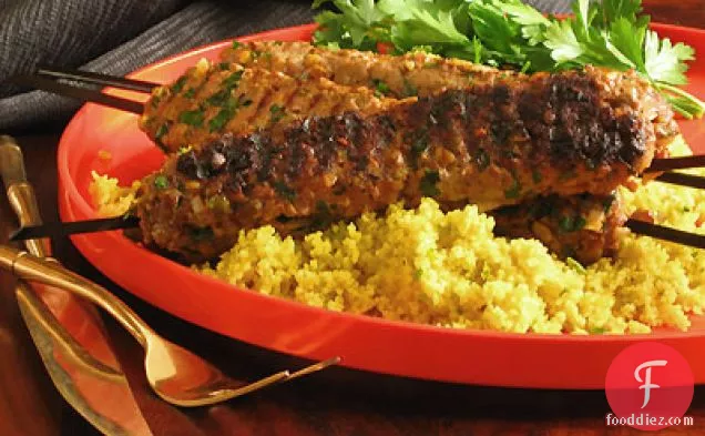 पिस्ता और नरम जड़ी बूटी सलाद के साथ तुर्की भेड़ का बच्चा कबाब