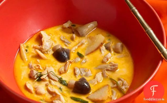 टॉम खा गाई-नारियल के दूध के शोरबा में थाई चिकन सूप