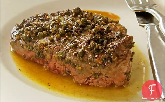 नाशपाती सिरका पैन सॉस के साथ गोमांस का हरा पेपरकॉर्न फ़िले