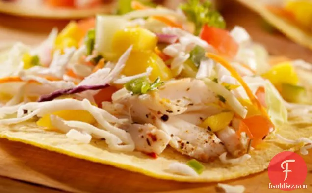 आम साल्सा के साथ पैन फ्राइड कैटफ़िश टैकोस