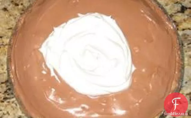 मूंगफली का मक्खन आइसक्रीम पाई द्वितीय
