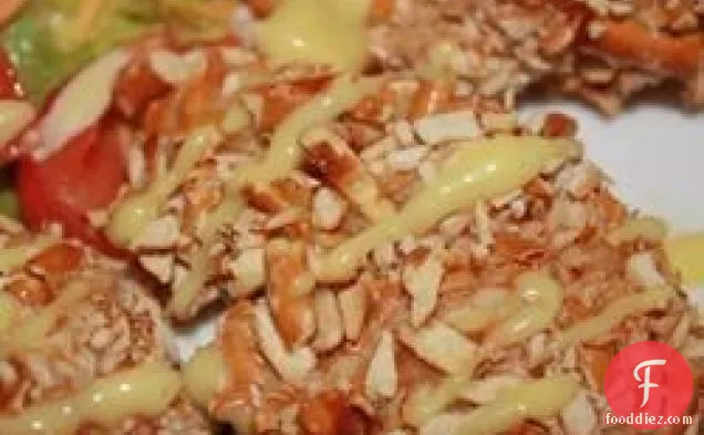 प्रेट्ज़ेल क्रस्ट के साथ हनी सरसों चिकन