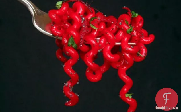 लाल बीट फ्यूसिली बेलसमिक, खसखस और पुदीना के साथ