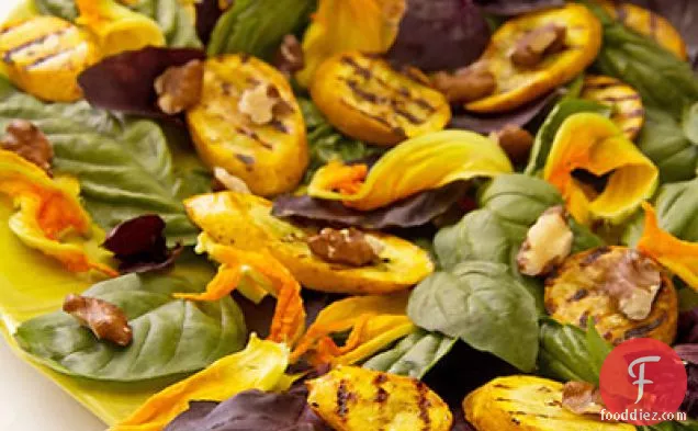 अखरोट के साथ बैंगनी तुलसी और ग्रील्ड ग्रीष्मकालीन स्क्वैश सलाद