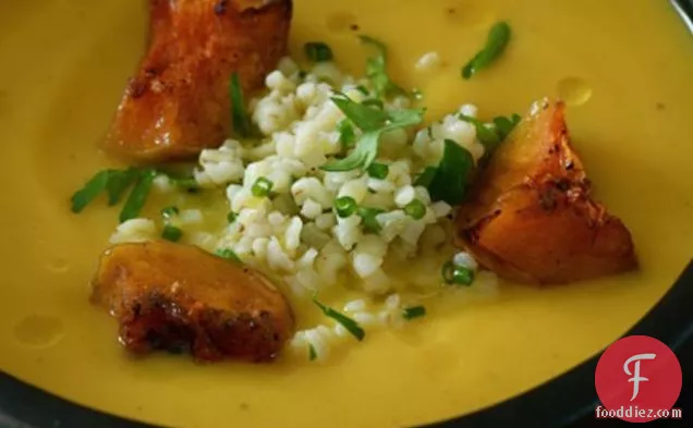 जीरा भुना हुआ बटरनट स्क्वैश और फटा गेहूं का सूप