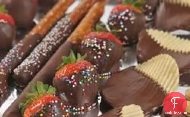 डार्क चॉकलेट डूबा स्ट्रॉबेरी और स्नैक्स