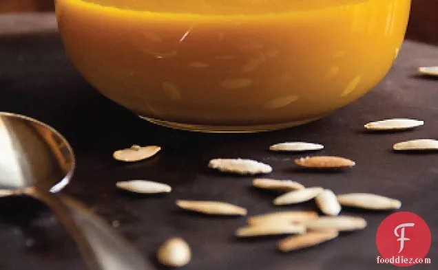 भुने हुए कद्दू के बीज के साथ भुने हुए कद्दू के सूप की प्रतीक्षा में