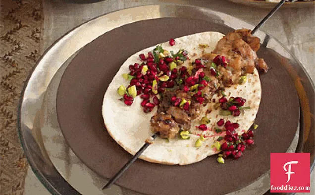 अनार के स्वाद और ताहिनी दही के साथ तुर्की-मसालेदार चिकन कबाब
