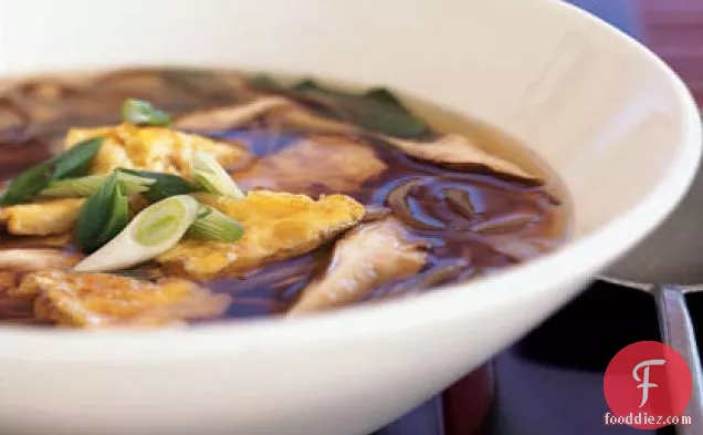 अंडे के साथ सोबा नूडल बाउल