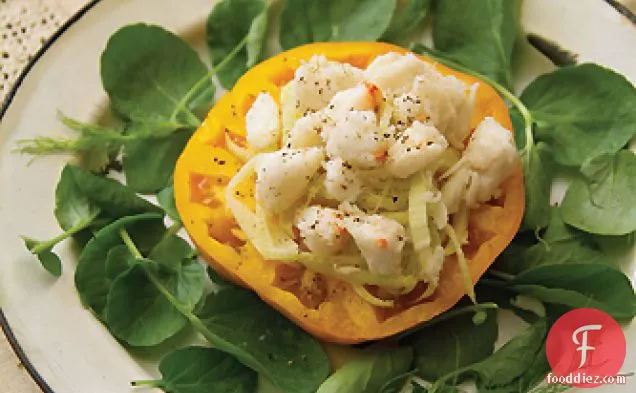 एक क्रूर, क्रूर गर्मी को कम करने के लिए टमाटर केकड़ा सलाद