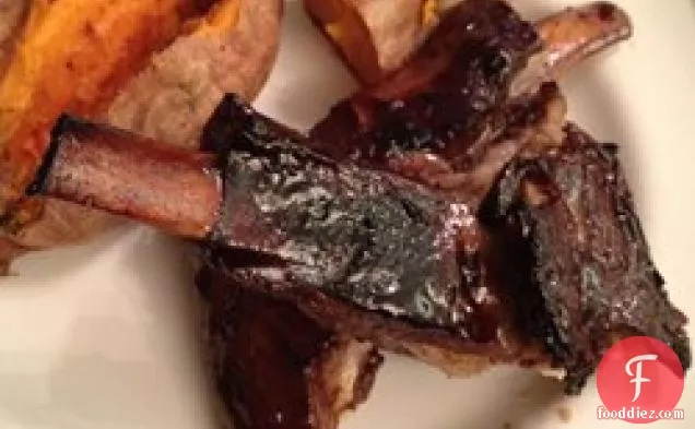 शहद और शराब के साथ मेमने की पसलियां