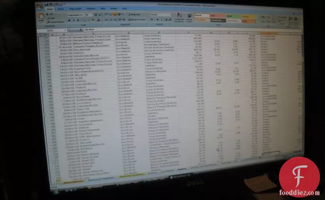 क्विनोआ, क्रैनबेरी और खुबानी स्टफिंग के साथ बेक्ड एकोर्न स्क्वैश