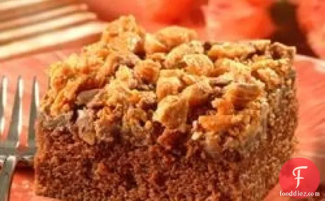 क्रम्बल-टॉप चॉकलेट पीनट बटर केक