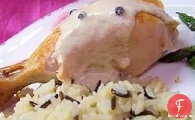 चिकन को फटी हुई काली मिर्च की चटनी के साथ भूनें