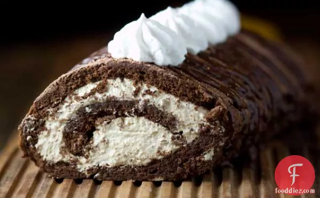 कैप्पुकिनो क्रीम के साथ चॉकलेट केक रोल