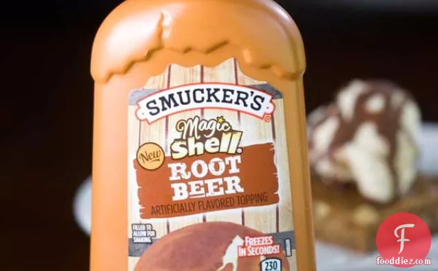 वनीला आइसक्रीम और ब्लोंडीज़ पर रूट बीयर मैजिक शेल