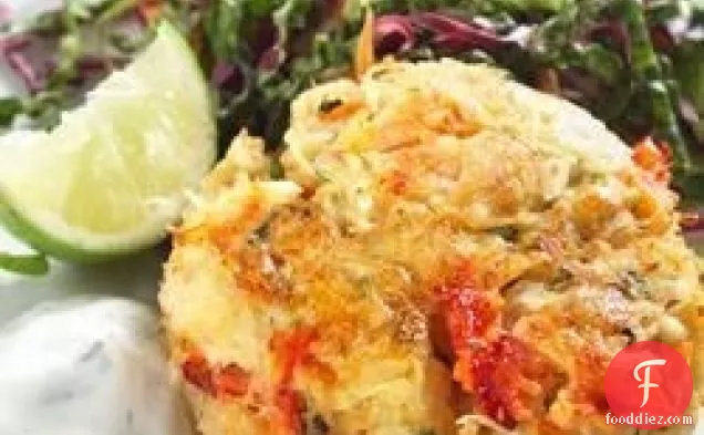 कोलेस्लो और लाइम डिल दही सॉस के साथ केकड़ा केक