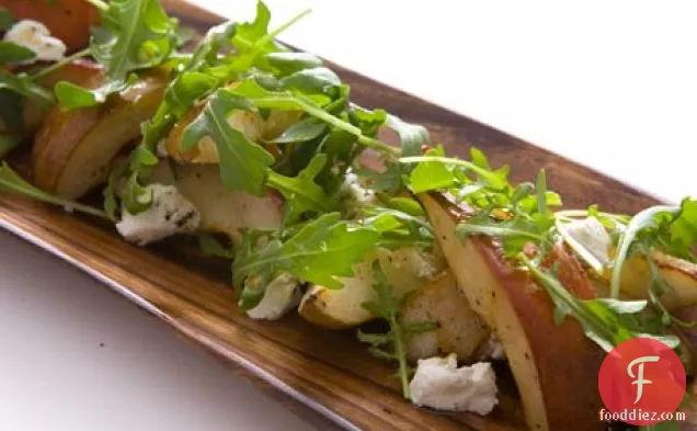 बकरी के दूध पनीर और क्राउटन के साथ क्रीमी कॉर्न सनशाइन सूप