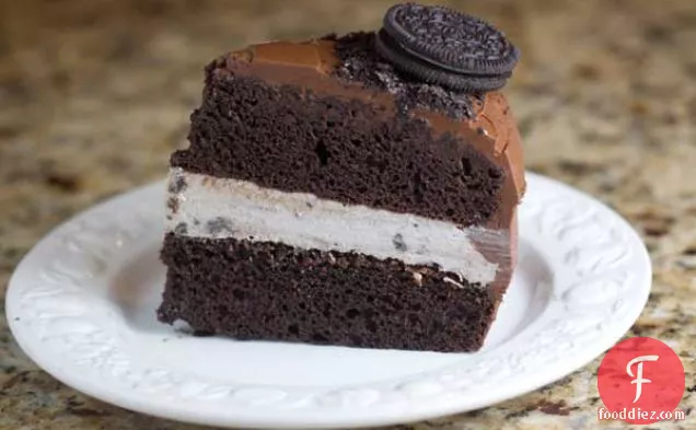 केक बॉस मिक्स का उपयोग करके ओरियो मूस भरा चॉकलेट ट्राइफेक्टा केक