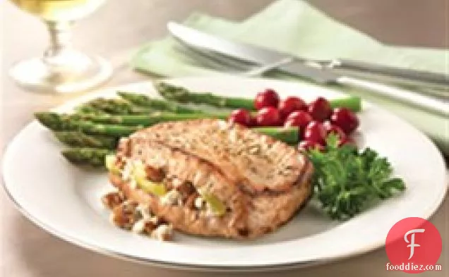 सेब, बकरी पनीर और पेकान-भरवां पोर्क चॉप