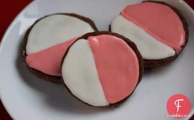 चॉकलेट गुलाबी और सफेद कुकीज़