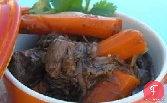 हार्दिक धीमी गति से पका हुआ बीफ स्टू